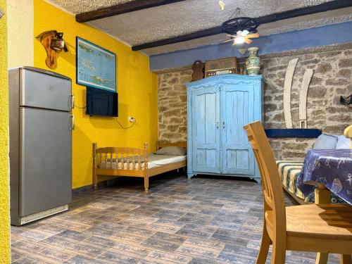 Μια τηλεόραση ή/και κέντρο ψυχαγωγίας στο Voltera Apartments in Betina Old Town, with Parking Nearby