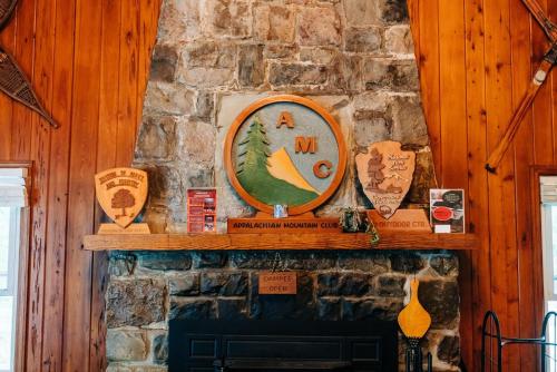 een stenen muur met een open haard in een kamer bij Mohican Outdoor Center in Blairstown