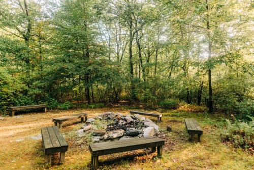 een groep banken die rond een vuurplaats zitten bij Mohican Outdoor Center in Blairstown