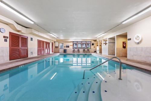 ein großes Schwimmbecken mit blauem Wasser in der Unterkunft Tolovana Inn in Cannon Beach