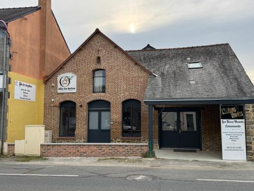 Photo de la galerie de l'établissement Gîte Hôtel avec espace jacuzzi sauna et grand salon commun, à Landéan