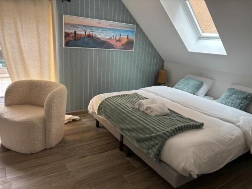 Photo de la galerie de l'établissement Gîte Hôtel avec espace jacuzzi sauna et grand salon commun, à Landéan