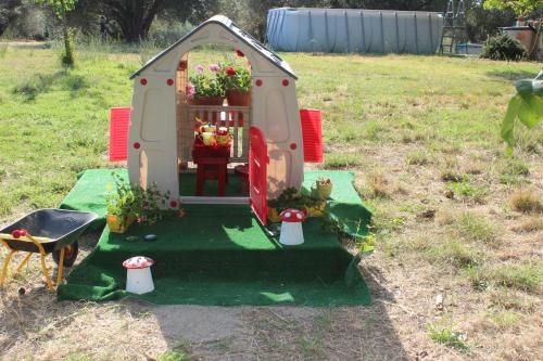 a small play house with a table and flowers at Poggio della Stella in Blera