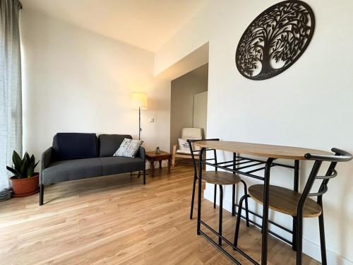 a living room with a couch and a table at Casa Miká in Parede