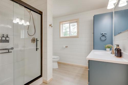 Ένα μπάνιο στο Snowmobile Trail On-Site Cozy Post Lake Retreat