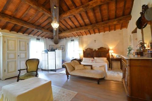 ピエガーロにあるLuxury Villa Retreat in Città della Pieve, Umbriaの広いリビングルーム(ベッド1台、ソファ付)