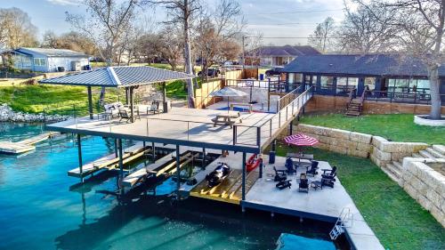 Πισίνα στο ή κοντά στο Lakefront Luxury Home in Texas Hill Country With scenic views and loaded with amenities