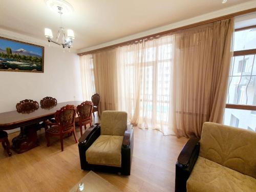 Armenakapartment 3 bedroom Amiryan