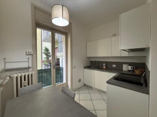 Кухня или мини-кухня в Centrale e spazioso con 3 camere, 3 bagni e terrazzo
