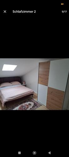 une photo d'une chambre avec un lit et une porte dans l'établissement Etagenwohnung Apartment Sara, à Novi Vinodolski