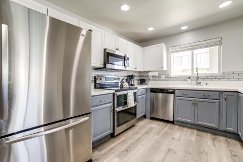 Η κουζίνα ή μικρή κουζίνα στο 3 Mi to Dtwn Gated Condo with Patio in Reno!