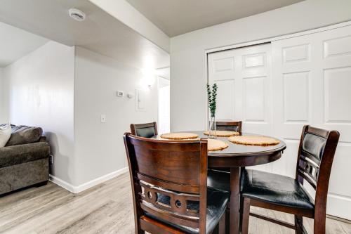 Χώρος καθιστικού στο 3 Mi to Dtwn Gated Condo with Patio in Reno!