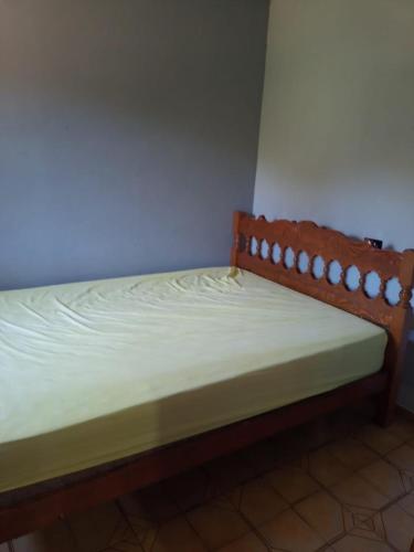 a wooden bed in a room with at Pé na roça in Camanducaia