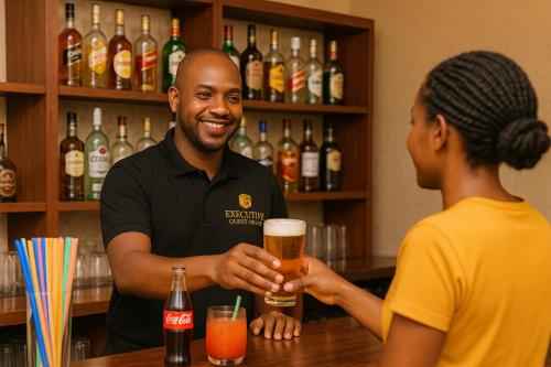 Kyegegwaにあるexecutive guest house bukereの女性の前でビールのグラスを持っている男性