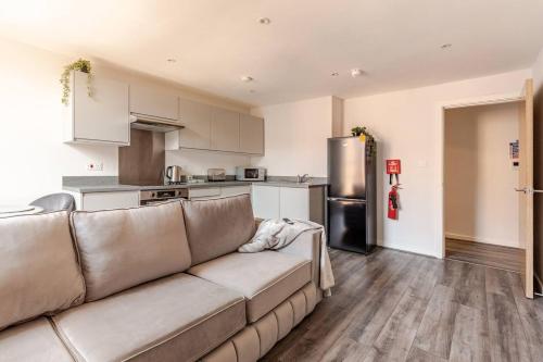 a living room with a couch and a kitchen at Spacious 2Bed Central Liverpool Nightlife & Events, sleeps up to 10 in Liverpool