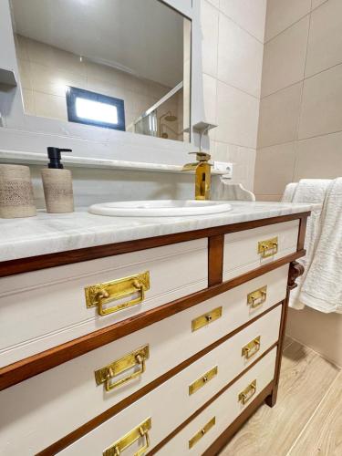 a bathroom with a sink and a mirror at Entrecallejones in Carmona
