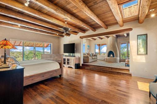 En eller flere senge i et værelse på Copper Canyon Roads Estate - 30-night minimum