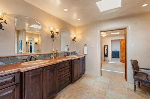 Et badeværelse på Copper Canyon Roads Estate - 30-night minimum