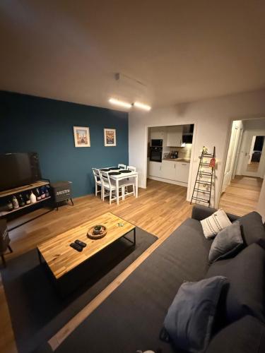 un salon avec un canapé et une table dans l'établissement RijselHof, à Lille