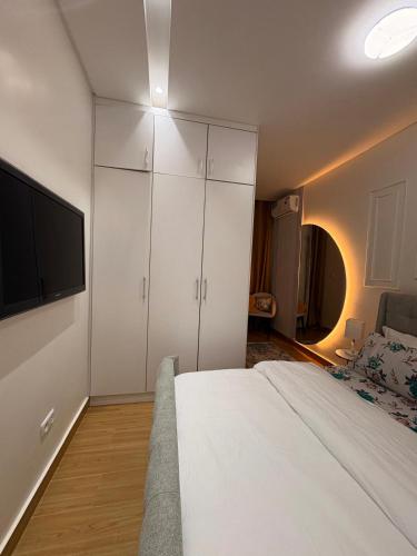 Un dormitorio con una cama grande y un televisor de pantalla plana. en Luxury suite T2, Mamelle, Dakar, Sénégal, en Dakar
