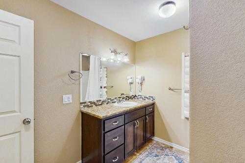 un baño con lavabo y espejo en Llano River Getaway, en Kingsland