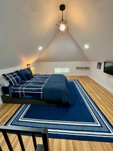 Un dormitorio con una cama y una alfombra azul. en NYC-Style Loft with Secret Entrance - Just 6 Miles from Times Square, en North Bergen