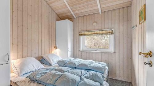 Postel nebo postele na pokoji v ubytování Spacious, Bright, 400M From The Beach With Sauna