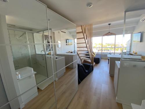 La salle de bains est pourvue d'une douche, d'un lavabo et d'un escalier. dans l'établissement Village naturiste Appart B Port Soleil, au Cap d'Agde