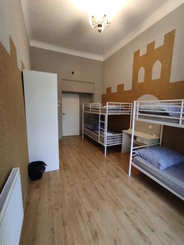 Katil atau katil-katil dalam bilik di Girls Only Hostel