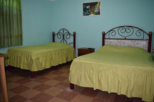 two beds sitting next to each other in a room at Alojamiento la Gran Estación in Uyuni
