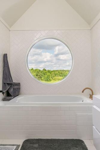 Ванная комната в Luxurious, Spacious Blue Heron - 5 Bedrooms - Ruston LA