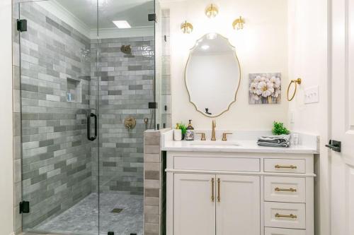 Ванная комната в Luxurious, Spacious Blue Heron - 5 Bedrooms - Ruston LA