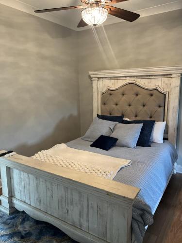 Кровать или кровати в номере Luxurious, Spacious Blue Heron - 5 Bedrooms - Ruston LA