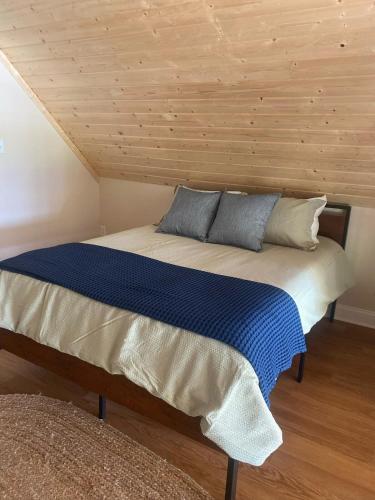 Кровать или кровати в номере Luxurious, Spacious Blue Heron - 5 Bedrooms - Ruston LA