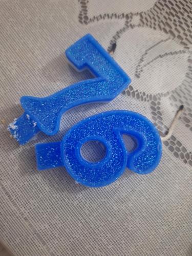 Apt 84 Praia dos Corais في سانتا كروز كابراليا: رقم ستة أزرق على قطعة قماش