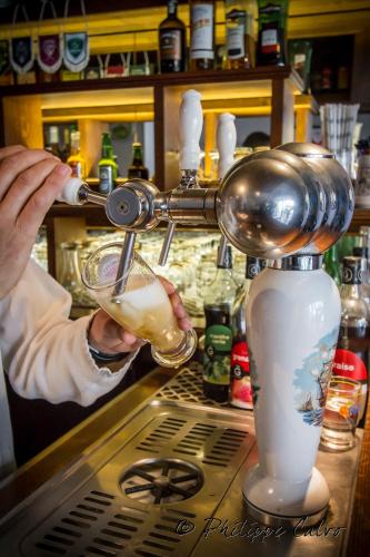 un barman fait une boisson dans un mixeur dans l'établissement Hotel Kapa Gorry, à Saint-Jean-de-Luz