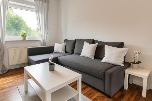 a living room with a couch and a table at TOP PREMIUM UNTERKUNFT in KÖLN - HÜRTH! in Hürth