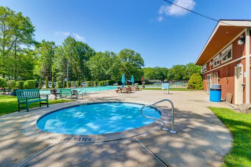 Πισίνα στο ή κοντά στο half Mi to Bear Creek Lake Gem with Fire Pit!