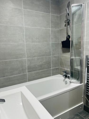 Koupelna v ubytování Luxurious New Home Near Airport