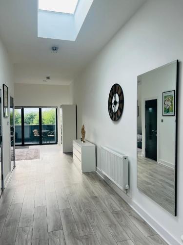 Fotografie z fotogalerie ubytování Luxurious New Home Near Airport v destinaci Wythenshawe