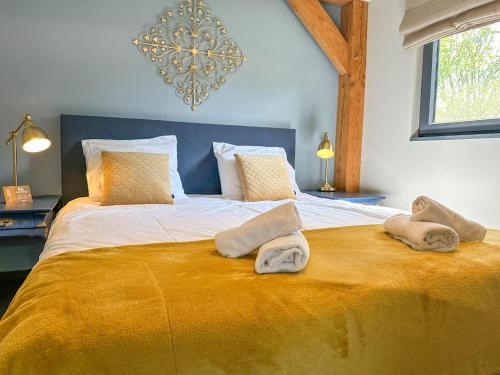 a bedroom with a large bed with towels on it at Onirico in Alphen