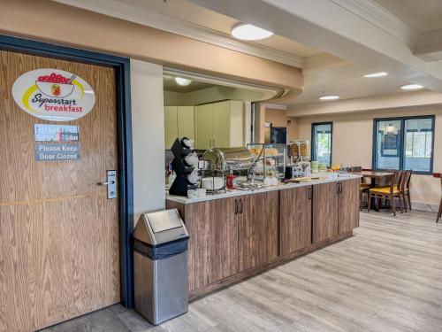 Super 8 by Wyndham High River ABにあるコーヒーまたはお茶