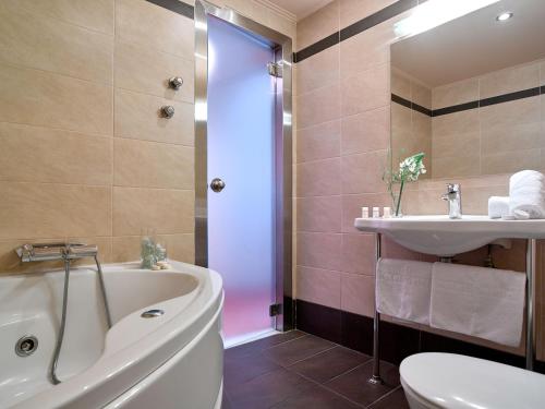 Ένα μπάνιο στο Ξενοδοχείο Δελφίνι
