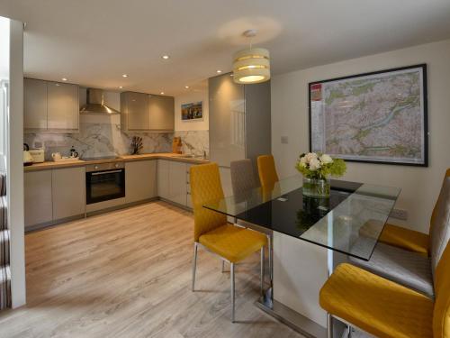 Køkken eller tekøkken på Bonnie Cottage - Uk40057