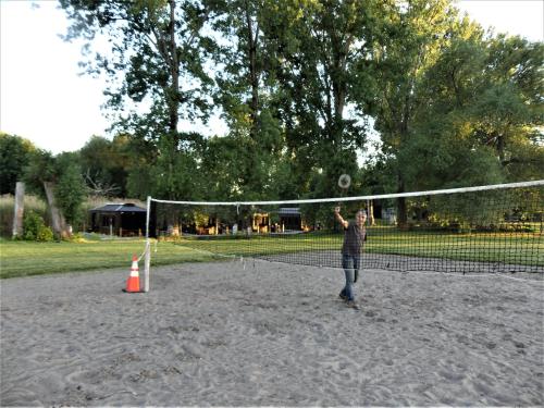 a man standing in front of a tennis net at Aloberge 2 in Île-aux-Noix