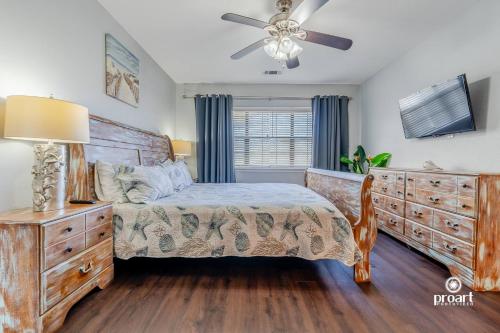 a bedroom with a bed and a ceiling fan at Vitamin Sea 0.6 miles to beach, monthly disc in Destin