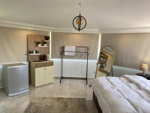 a bedroom with a large bed and a bathroom at Pyramids Top Roof in Ghaţāţī