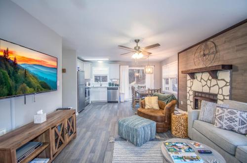 a living room with a couch and a fireplace at Cozy dwntwn chalet with mtn view GSMNP near Aquarium in Gatlinburg