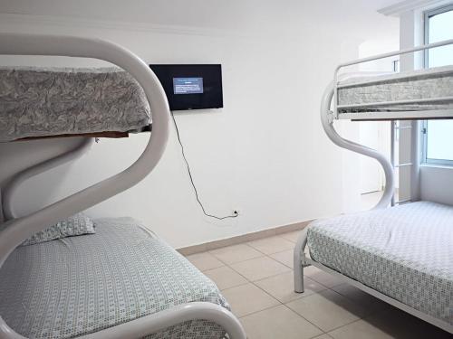 a hospital room with a bunk bed and a bench at Penthouse frente al mar in Tonsupa