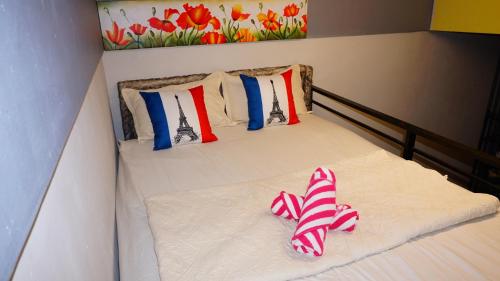 - un lit avec 2 paires de chaussons dans l'établissement Cozy Loft Bed Mini Studio Golf View, à Gua Sai